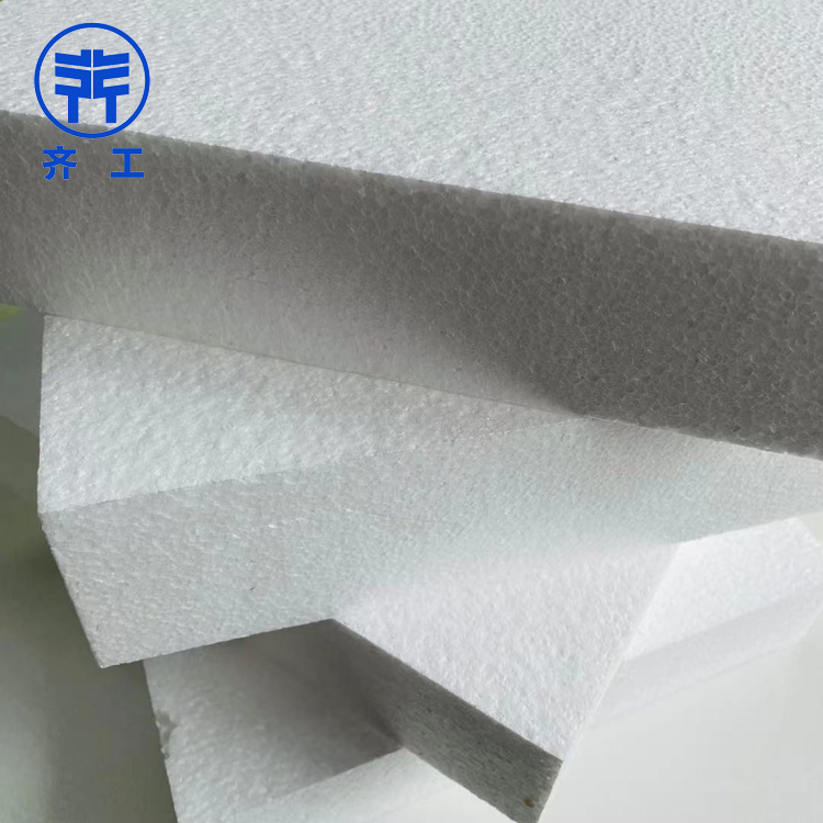   　　xps擠塑板在建筑領(lǐng)域的應(yīng)用比較廣泛。下面給大家分享一些相關(guān)知識。  　　xps擠塑板優(yōu)點(diǎn)是什么：  　　XPS擠塑板采用聚苯乙烯擠出工藝生產(chǎn)，生產(chǎn)的板材為蜂窩狀閉孔結(jié)構(gòu)，不透氣，不滲漏，因此其保溫隔熱，防水防潮效果非常好，除了材質(zhì)輕、強(qiáng)度高外，按體積每立方米僅重30公斤，但其強(qiáng)度至少可以達(dá)到250kpa，更多的可以達(dá)到550kpa。這是普通板材無法達(dá)到的指標(biāo)值。  　　因為XPS擠塑板具有隔熱、防水、防潮、輕便、抗壓等特點(diǎn)，被廣泛應(yīng)用于各個行業(yè)。如建筑設(shè)施的外墻保溫，特別是外墻和平屋面的保溫處理，都是xps擠塑板的適用范圍。外墻掛板應(yīng)重量輕，阻燃性能好，B1、B2級外墻掛板在火災(zāi)事故發(fā)生時預(yù)防變?yōu)榭扇嘉镔|(zhì)，引發(fā)安全事故，在當(dāng)前追求低碳、生態(tài)、環(huán)保的自然環(huán)境下，外墻掛板既可以回收利用廢塑料，也可以為建筑增加一層保溫層，節(jié)約能源。  　　xps擠塑板主要用途和應(yīng)用領(lǐng)域。  　　xps擠塑板可用作地面鋪裝、機(jī)場道路和高速公路的地基等。擠壓板防水防潮，不易變質(zhì)或滲水，合理有效減緩道路滲漏造成的路基塌陷。  　　擠塑板是冷庫建設(shè)中不可缺少的材料。它不僅起到保溫隔熱的作用，而且由于擠塑板表面的微孔結(jié)構(gòu)，可以吸收和緩沖少量水蒸氣凝結(jié)，減少水滴的形成。冷庫專用冷庫保溫板需要非常高的厚度，10cm以上。因此，在冷庫建設(shè)中，通常采用兩層冷庫保溫板。一是增加厚度，二是將兩層塑料擠塑板交錯排列，以增加保溫性能，避免溫度損失。  　　地板外墻也可以用阻燃板保溫。  　　xps擠塑板現(xiàn)在更多地用于家居裝飾。首先，擠塑板不是很硬，在室內(nèi)，踩人的腳會有一定的緩沖。腳感特別舒服，沒有那么硬，我們稱之為地墊寶。地墊寶就是這么一個目的，它是一種比外墻擠塑板更強(qiáng)、更大、更薄、不含阻燃劑的擠塑板。  　　以室內(nèi)放置家具為主，還需要做好經(jīng)年累月的活動踩踏，需要相應(yīng)的強(qiáng)度;擠塑板采用蜂窩閉孔框架，確保只能使用薄層。自帶更好的保溫、防水、防潮效果，室內(nèi)地板有限。與家裝相比，地基越薄，空間環(huán)境越大，活動越舒適。擠塑板在室內(nèi)一般來說是2公分厚，厚度就夠用。